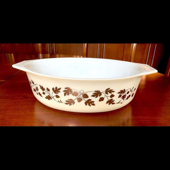 Vintage Pyrex 2.5 Qt oval casserole dish model #045 Gold Acorn Oak Leaf pattern - Picture 4 of 11